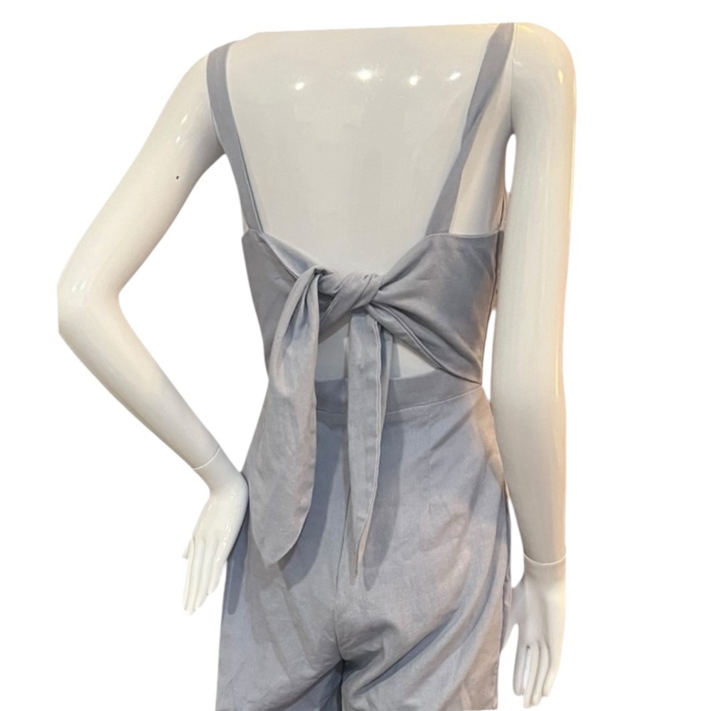 🚨𝐂𝐋𝐄𝐀𝐑𝐎𝐔𝐓 𝐒𝐀𝐋𝐄🚨𝐒𝐇𝐎𝐖𝐏𝐎 Gray Sleeveless Jumpsuit with V-Neckline - Picture 3 of 5